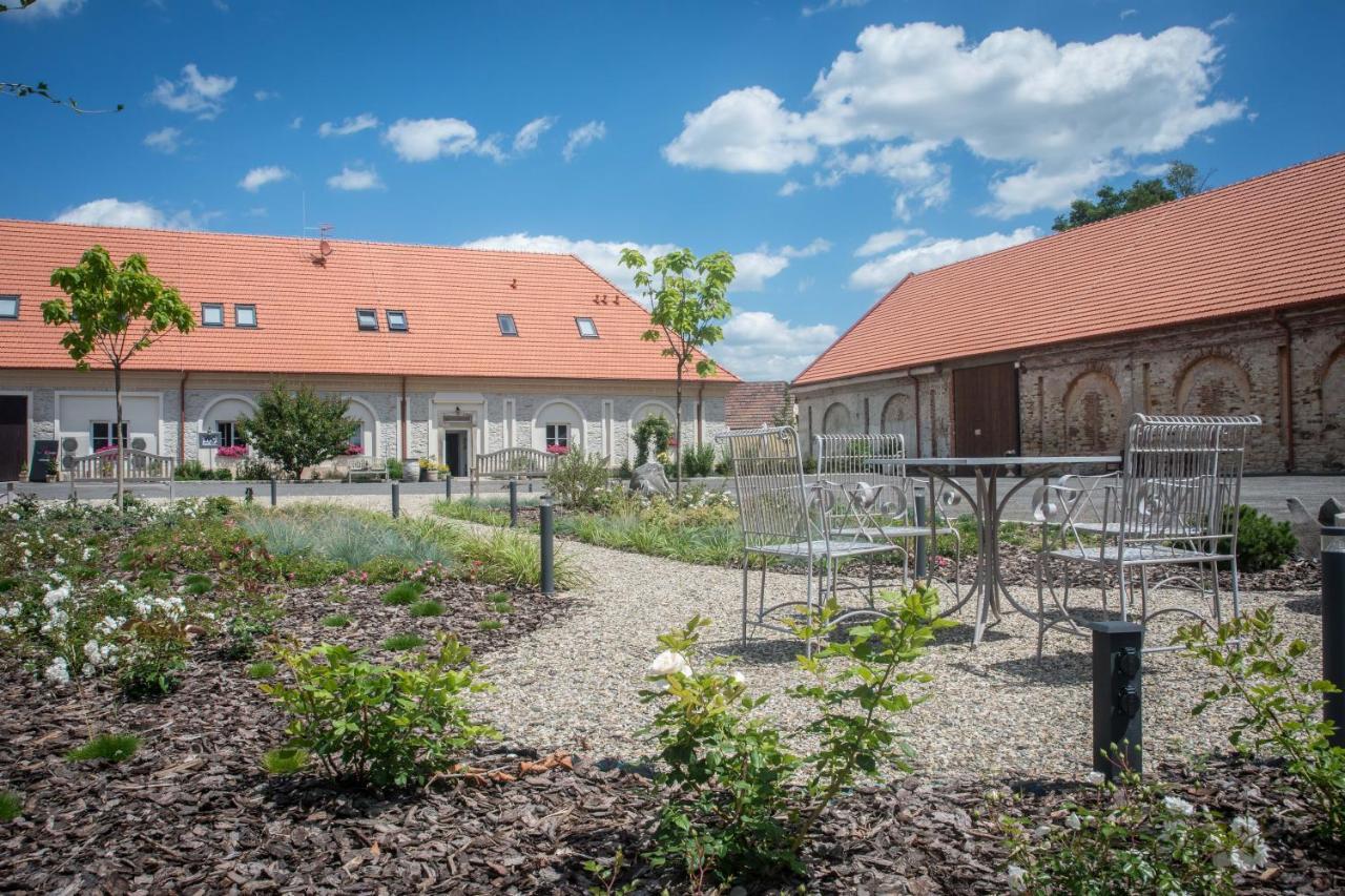Na Kmine Hotel Obristvi Exterior photo