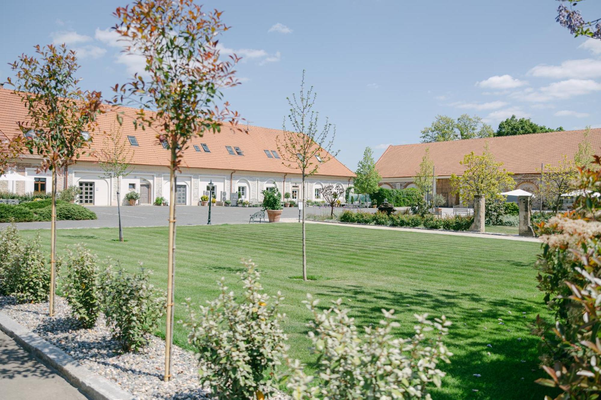 Na Kmine Hotel Obristvi Exterior photo
